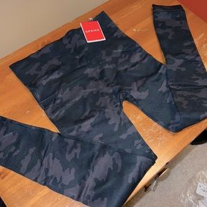 NWT-SPANX BLACK CAMO-Look at me Now- Seamless legging